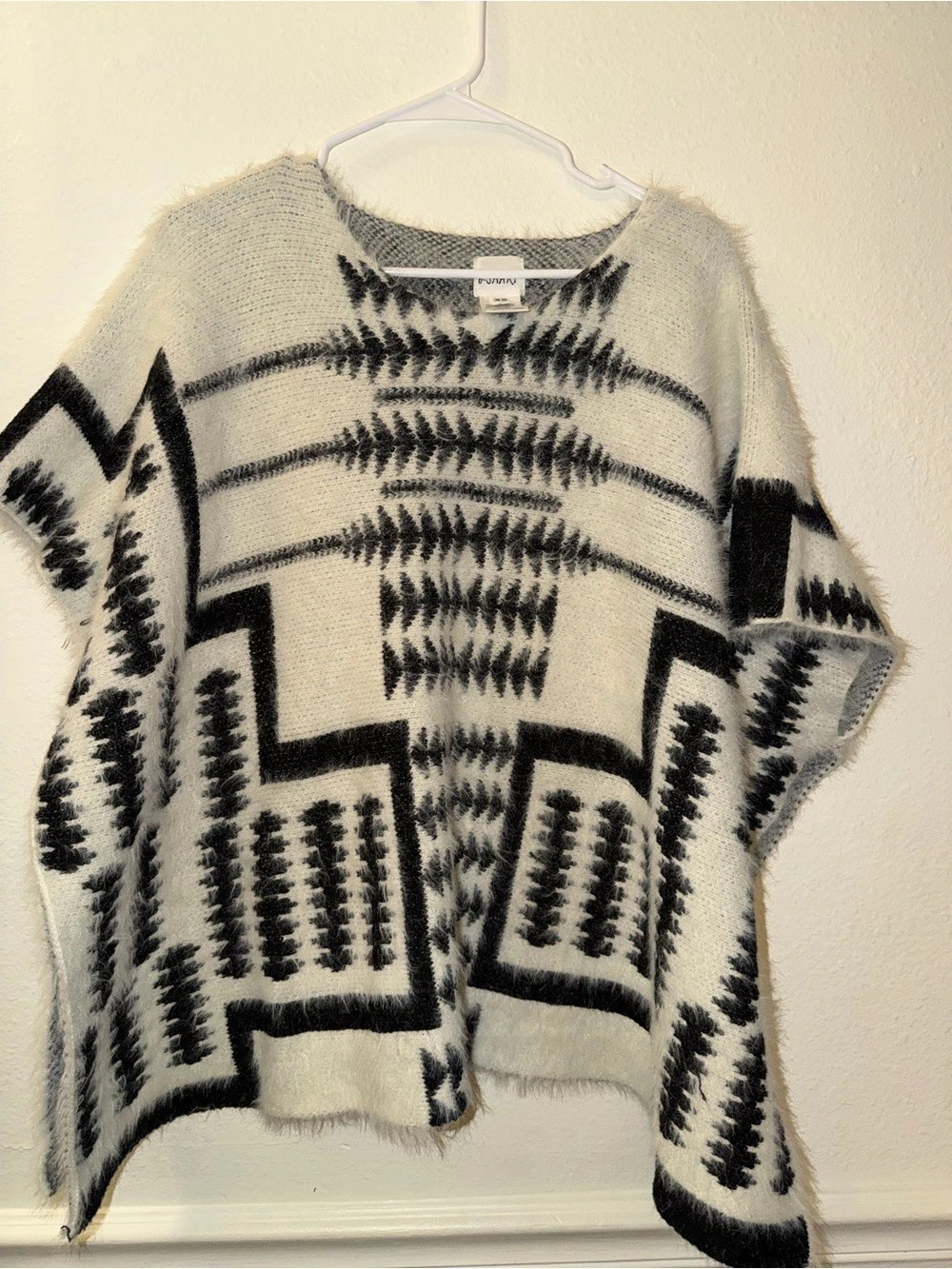 B-Sharp Geometric Knit Sweater in White & Black poncho One Size